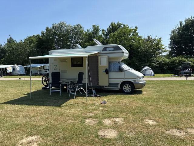 Kapel-Avezaath, zwemmen in de naastgelegen natuurpoel.
