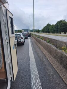 Links beton. Rechts ook. Stuk verderop voertuig met pech. Nog een geluk dat we een camper hebben!