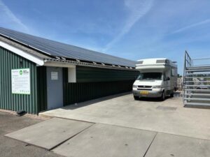 Camper in de stalling, wij weer thuis...